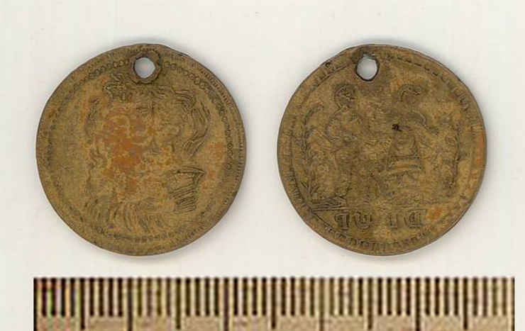 Jeton cu imaginea unui bărbat şi a unei femei lîngă flori