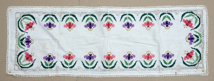 Şerveţel de masă cu broderie pe contur