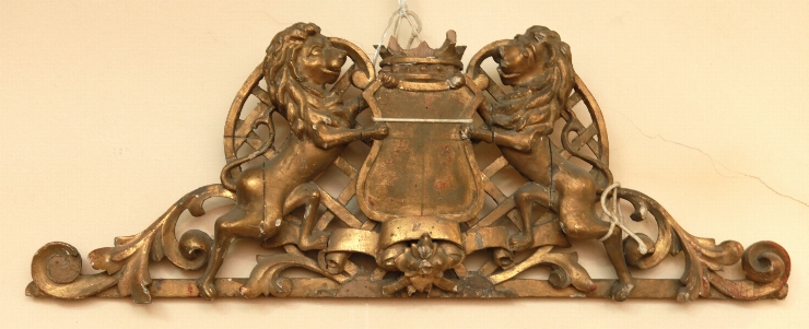 Fruntar sculptat 