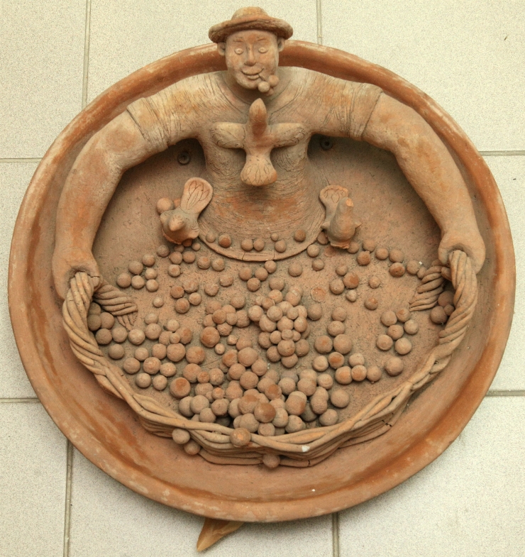Farfurie decorativă „Bărbat cu coș”