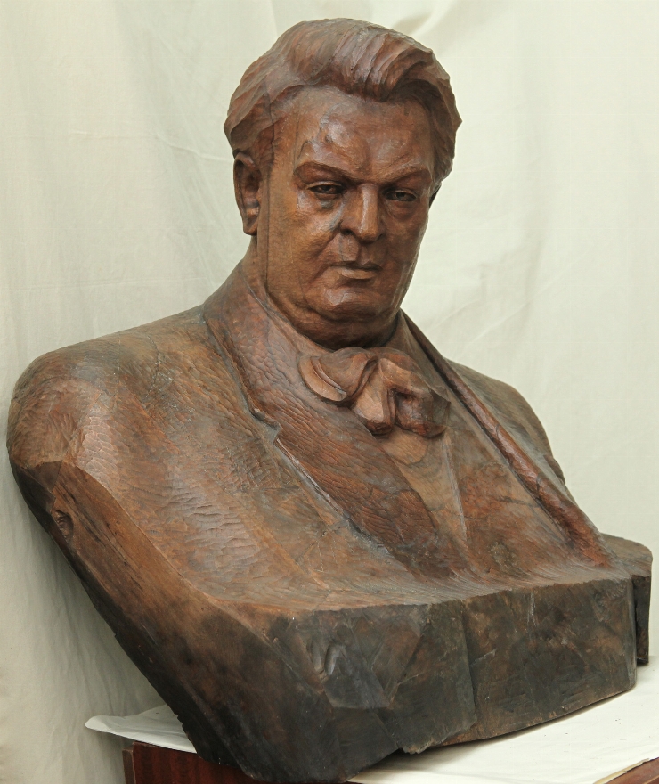 Bustul scriitorului Mihail Sadoveanu