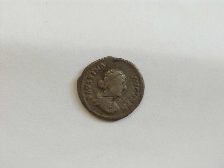 Monedă (cu portretul Faustinei)