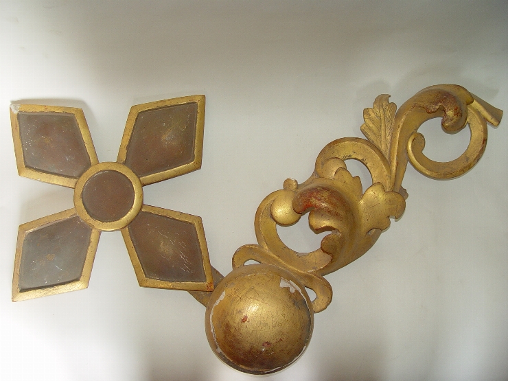 Fragment decorativ cu cruce