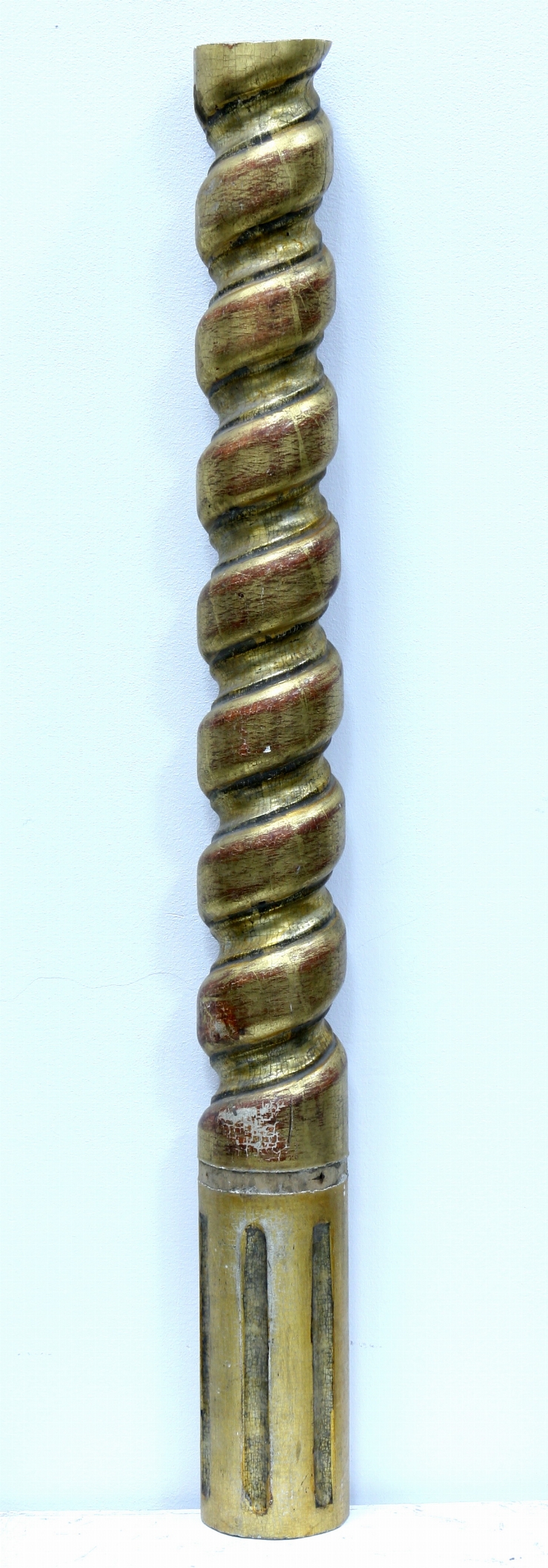 Stîlp decorativ de la Uşi Împărăteşti (?) cu 3 caneluri verticale