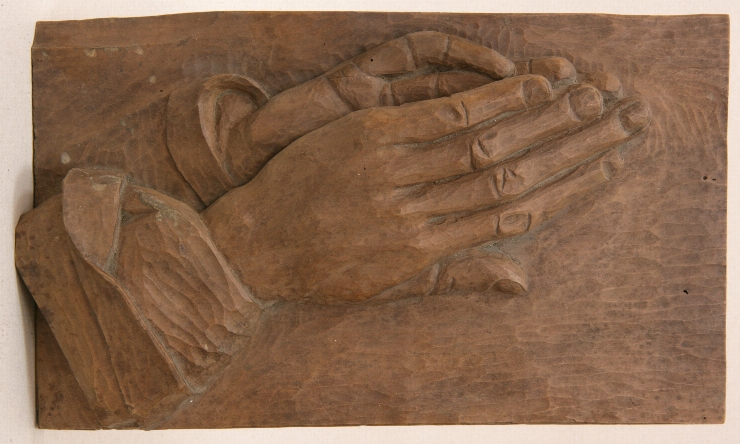 Relief sculptural „Mâini în rugăciune