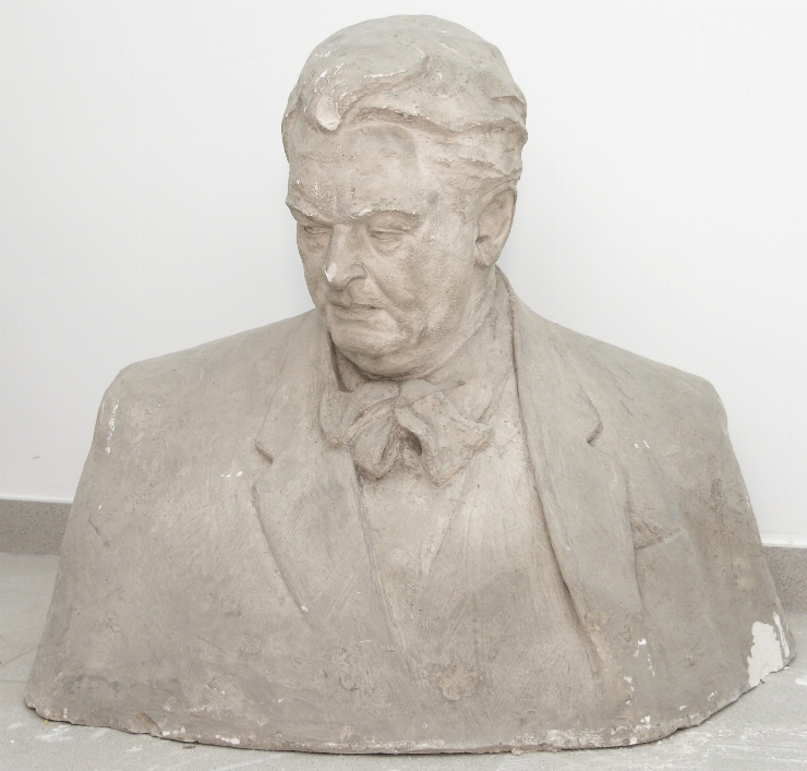 Bustul scriitorului Mihail Sadoveanu
