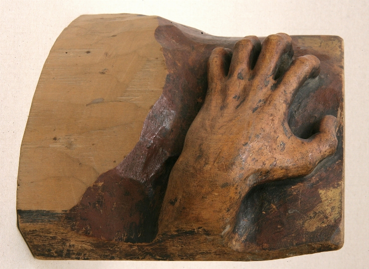 Relief sculptural „Mâna stângă