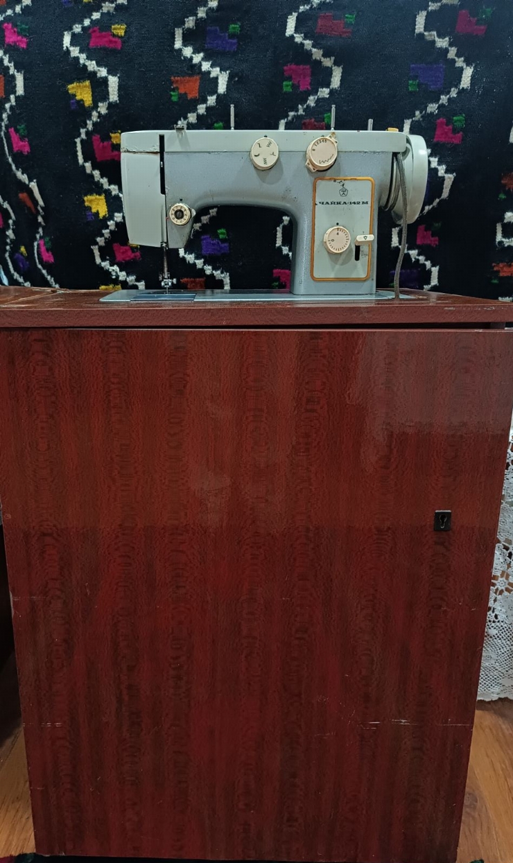 Mașină de cusut cu piciorul