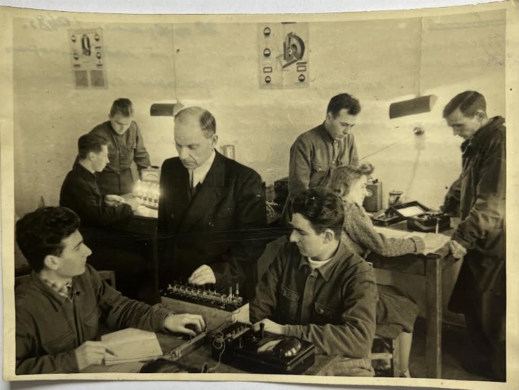 Fotografia lui Pavlov Mihail A., în laboratorul electrotehnic