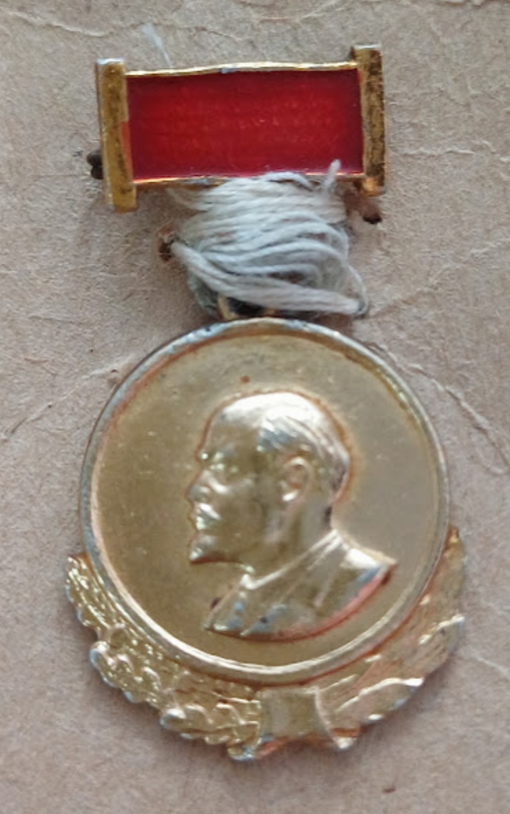 Insigna-pandativ cu imaginea lui V.I. Lenin