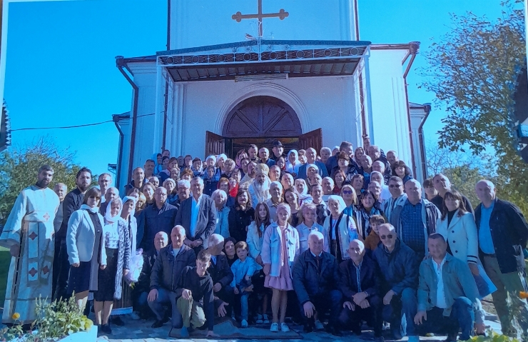 Foto ,,În fața bisericii”