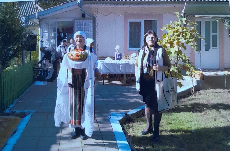 Foto ,,Primirea oaspeților în curtea Ninei Gulpescu”