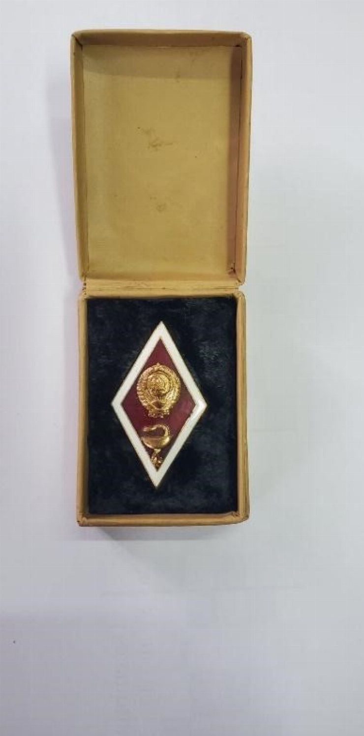 Insigna absolventului Institutului de Stat de Medicină din Odesa (Ucraina)                       ...