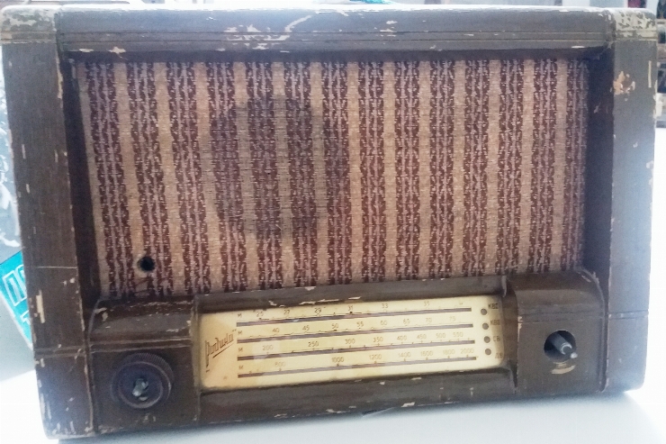 Radio receiver with Rodina 52 battery