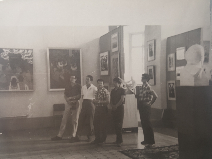  Fotografie documentară. Vizitatori ai Galeriei de Artă 