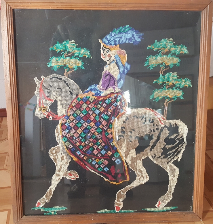  Tablou brodat „Călăreața”