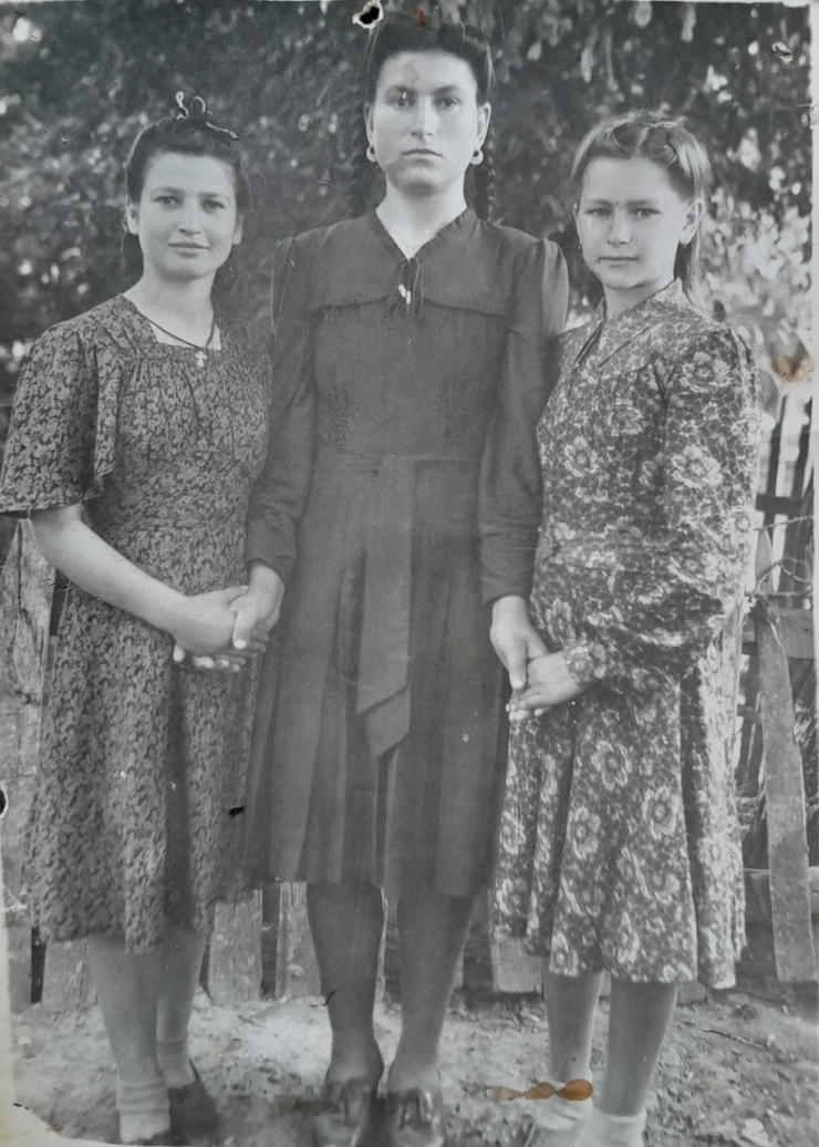 Foto ,, Fete mari ținându-se de mânâ”