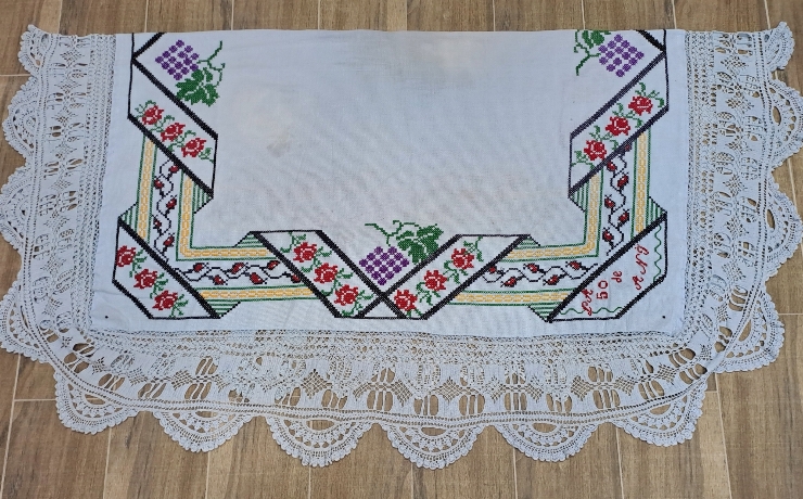 Față de masă  brodată