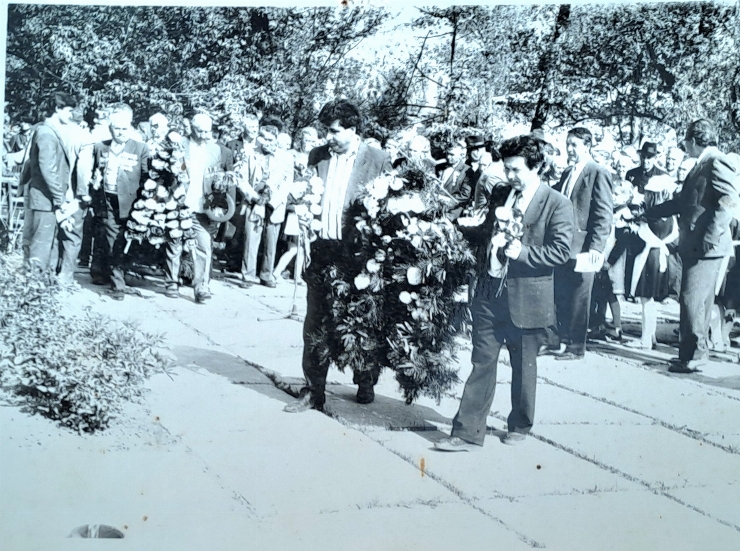 Depunere de flori  la ZIUA  VICTORIEI 9 MAI 1975