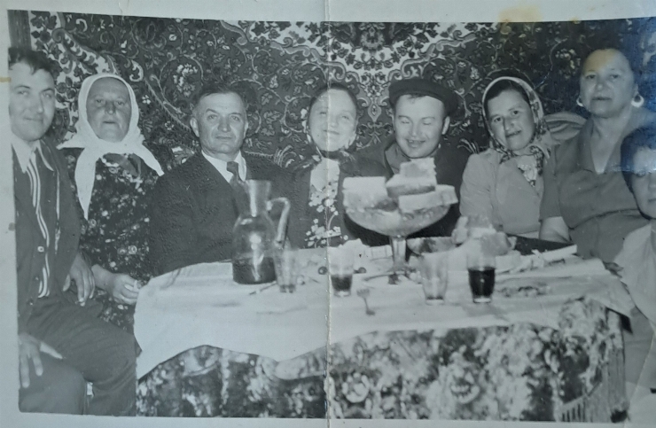 La o masă de sărbătoare