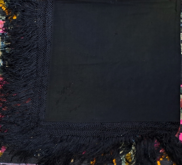 Basma  de  lână  tradițională cu  franjuri