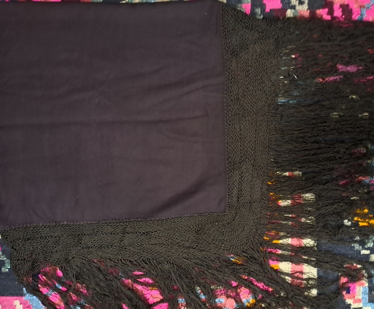 Basma  de  lână  tradițională cu  franjuri