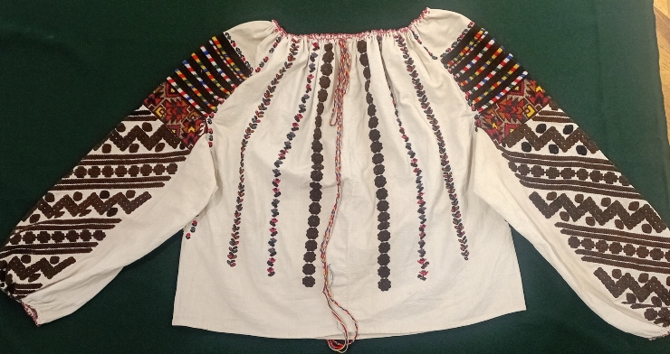 Ie tradițională cu altiță