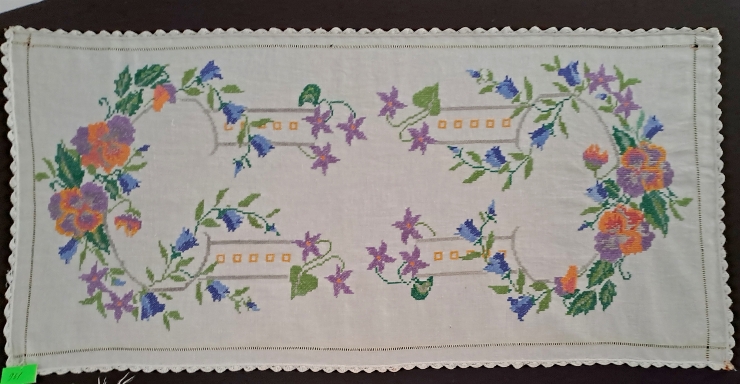 Broderie  cu ornament floral
