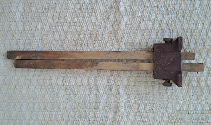 Instrument de măsură a grosimii lemnului.