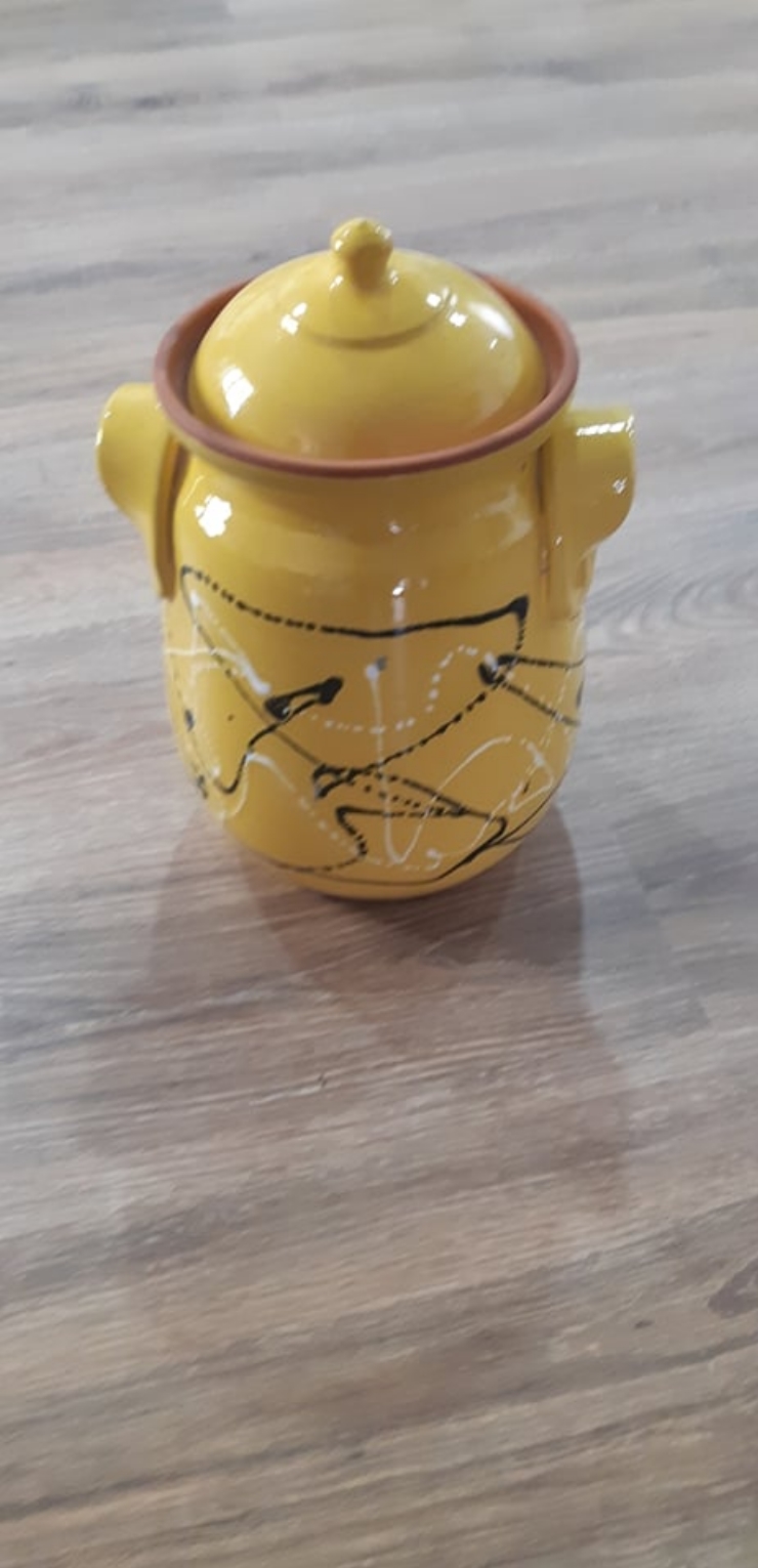 Oală din lut cu capac