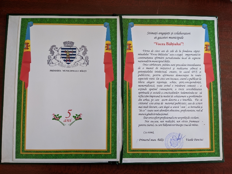 Diplomă pentru angajații și colaboratorii Gazetei Municipale ,,Vocea Bălțului”, la aniversarea a ...