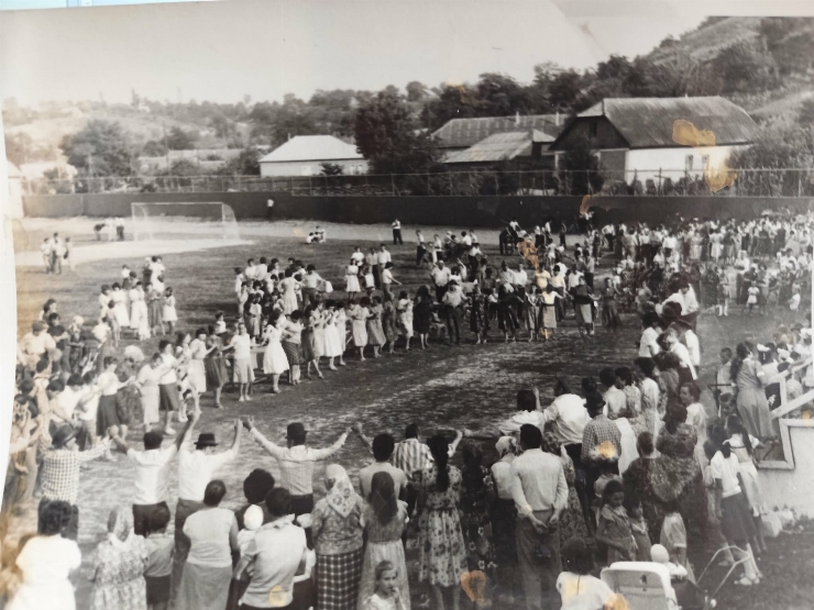 Fotografie  ,, Hora satului ,,