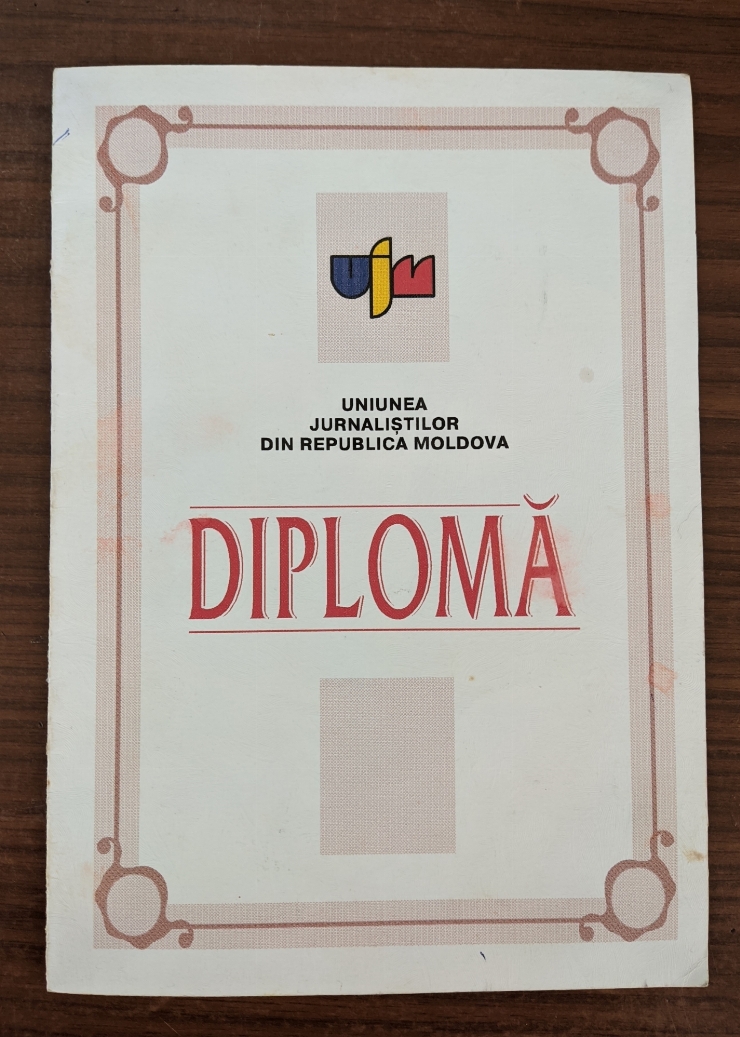 Diplomă de Merit, d-nei Maria Popa de la Uniunea Jurnaliștoilor din Republica Moldova