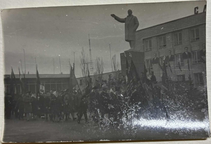 Demonstrația din 7 noiembrie;Coloana uzinei de mașini pentru prelucrarea lemnului