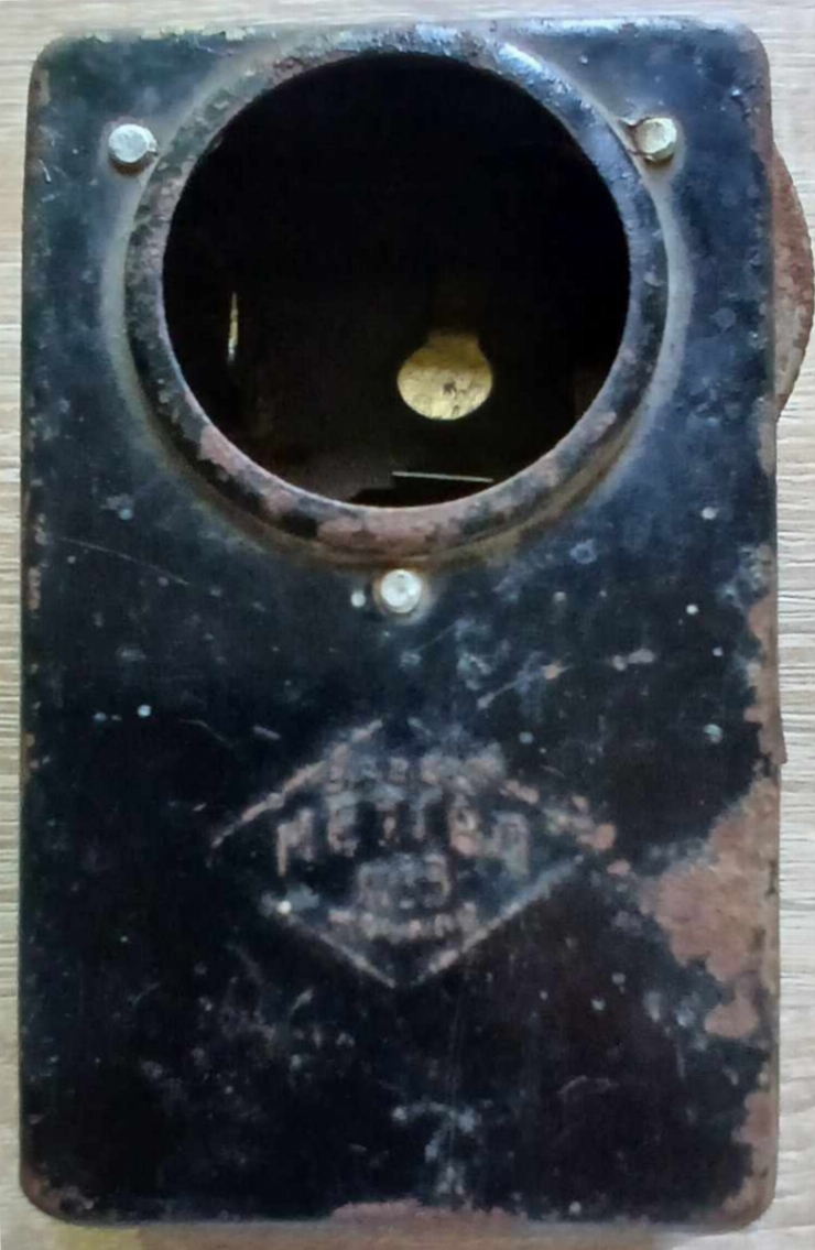 Lanternă metalică de buzunar.