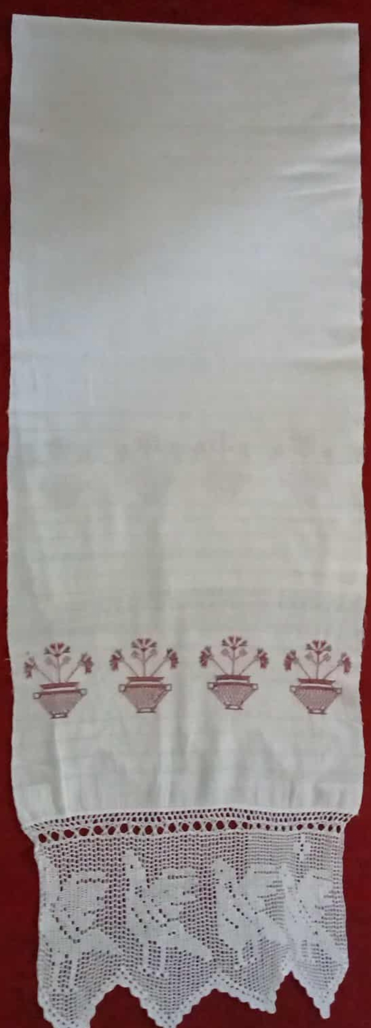 Prosop tradițional brodat și cu dantelă croșetată