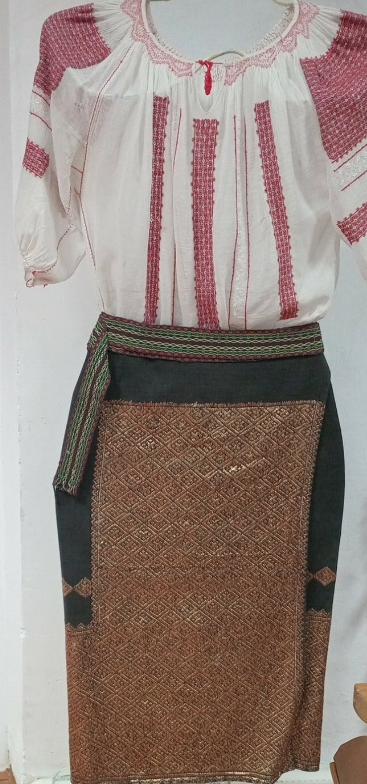 Costum popular femeiesc