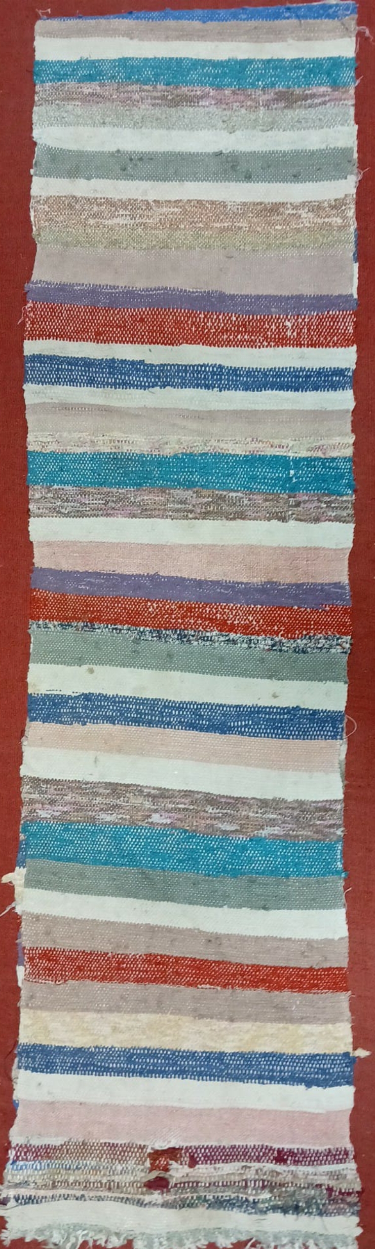 Țol realizat din fâșii textile