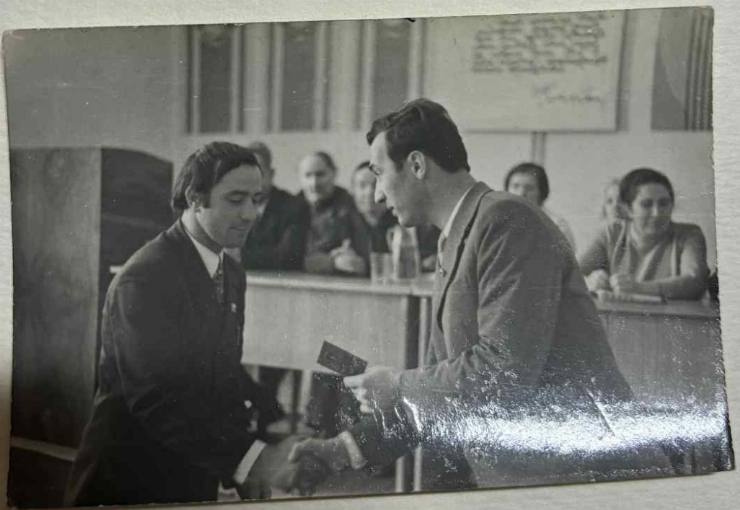 Înmânarea biletului comsomolist de către secretarul CR al UZCT din Moldova  -  Fuior N.V