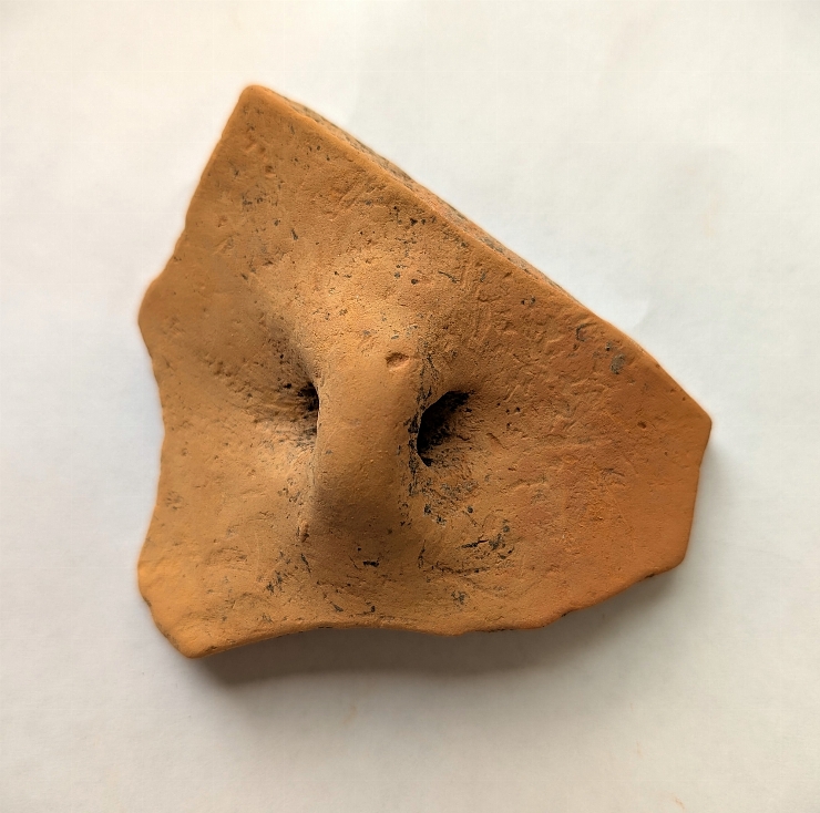 Fragment de vas cu corpul bitronconic