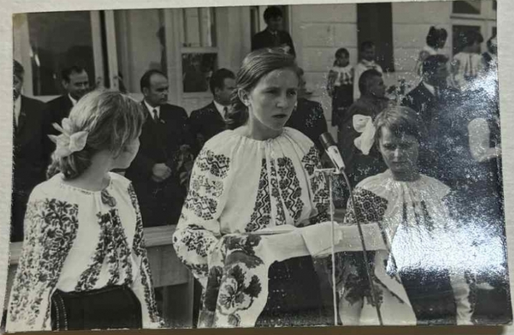 Eleve a Școlii medii din s. Fetești cu cheia simbolică a școlii
