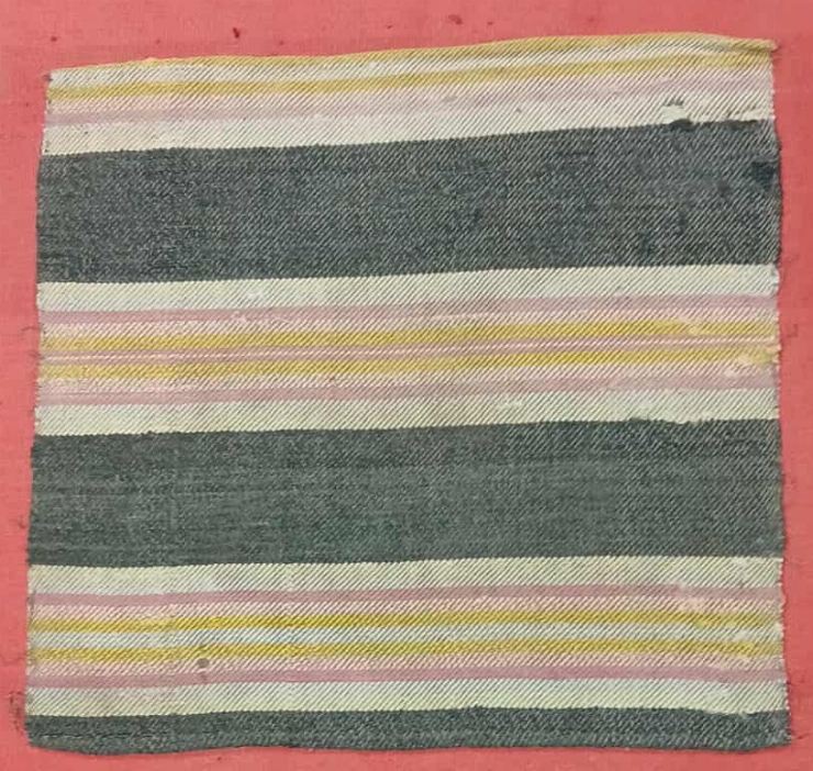 Fragment de țesătură cu dungi orizontale.