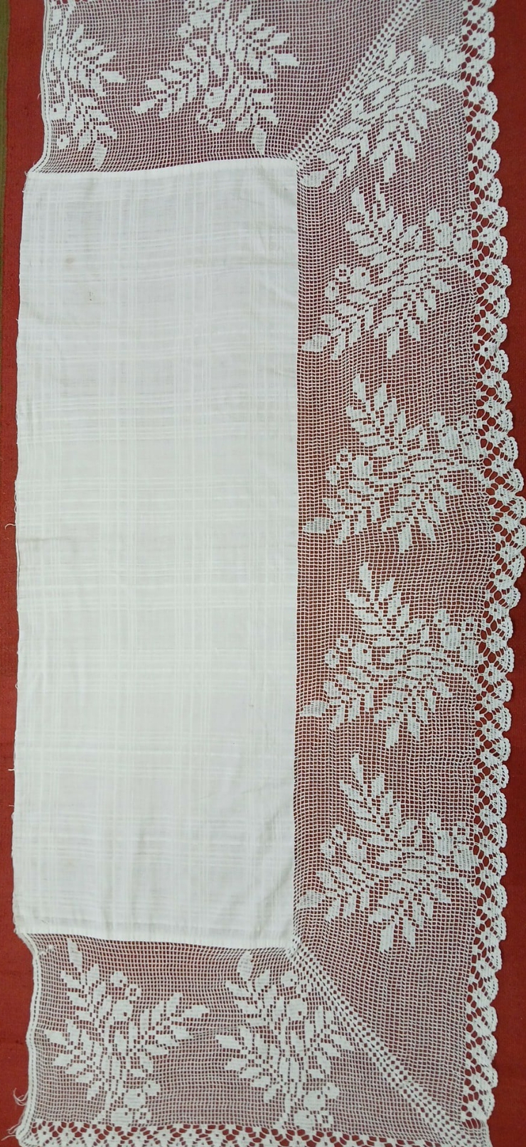 Prosop decorativ cu dantelă croșetată manual