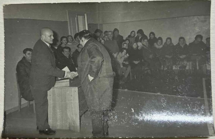 Directorul Școlii medii N1 Șincariuc M.I - mulțumește directorului Uzinei de mașini pentru preluc...