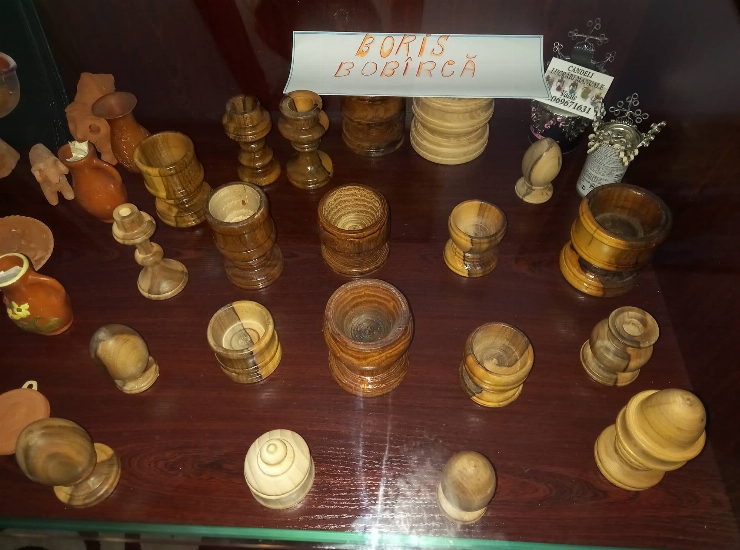 Colecție de obiecte din lemn