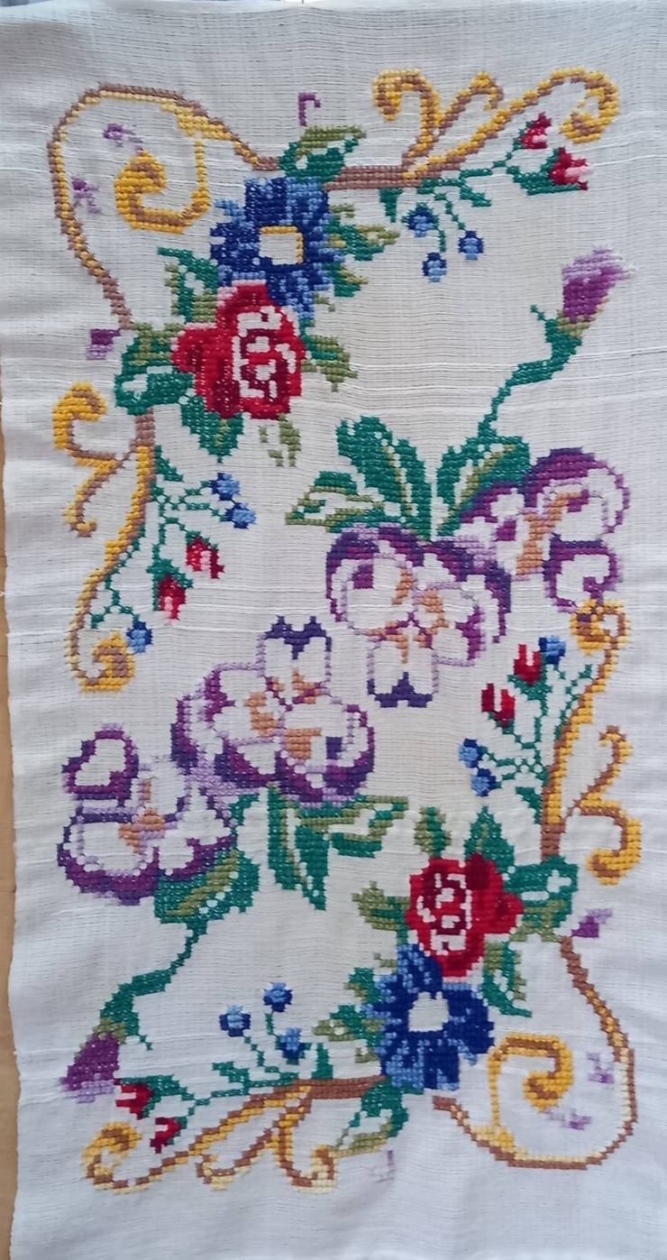 Broderie hibiscuși- violeți