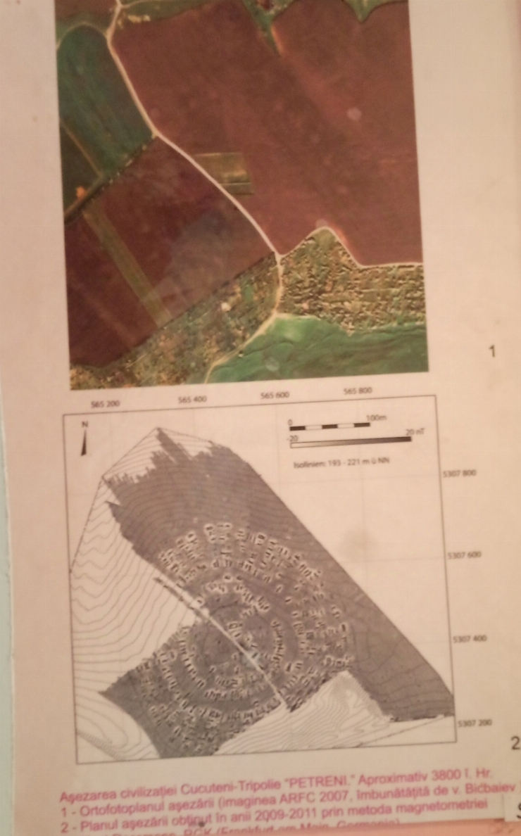 Fotografie imprimată laminată/ Ortofotoplanul și planul așezării civilizației Cucuteni-Tripolie