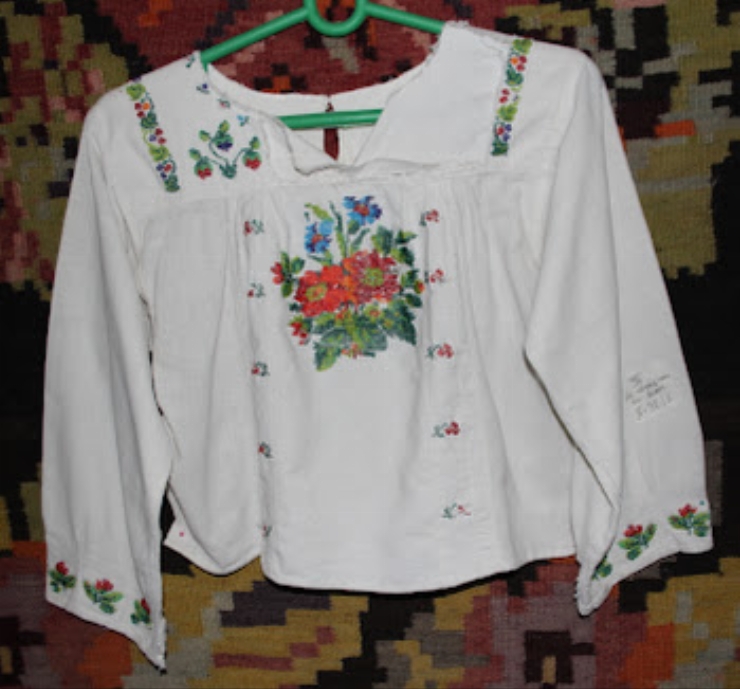 Ie „Trei căpșunele”