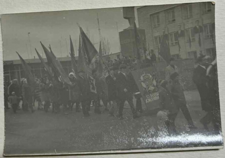 Demonstrația de la 7 noiembrie;Coloana Combinatului pentru deservirea socială a populației