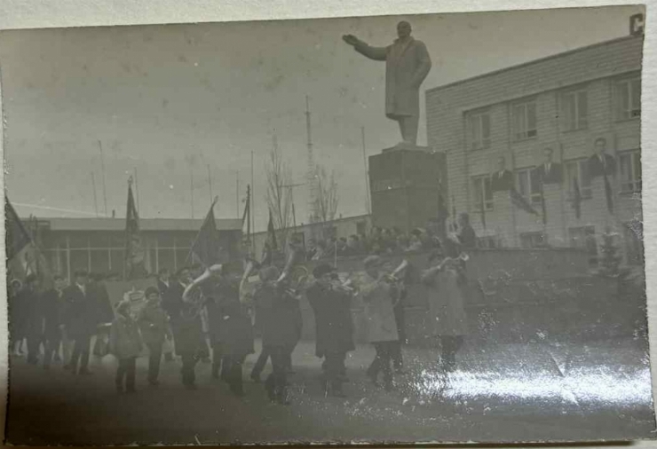 The demonstration of November 7; The Band of the Social Service Complex of the Population